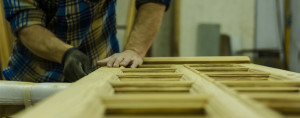 FOTO IN TESTATA DI UN UOMO CHE SMERIGLIA ANTE, SVERNICIATURA LEGNO PER EA SERVICE LEGNO