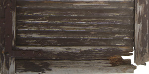 Ripristino infissi legno: nella foto un infisso deturpato